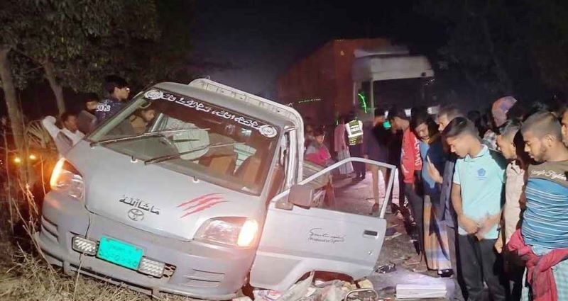 ফেনীতে পিকআপভ্যানে কাভার্ডভ্যানের ধাক্কা, নিহত পাঁচ